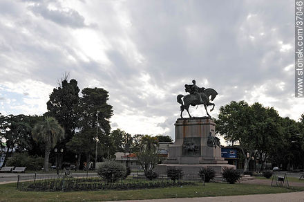 Plaza  José Artigas en la calle Brasil - Departamento de Paysandú - URUGUAY. Foto No. 37046