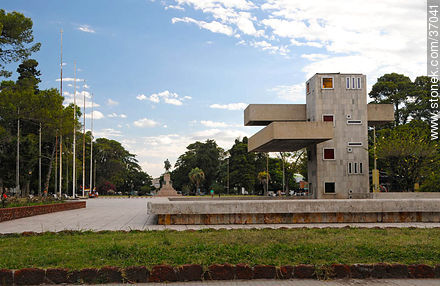 Plaza  José Artigas en la calle Brasil - Departamento de Paysandú - URUGUAY. Foto No. 37041
