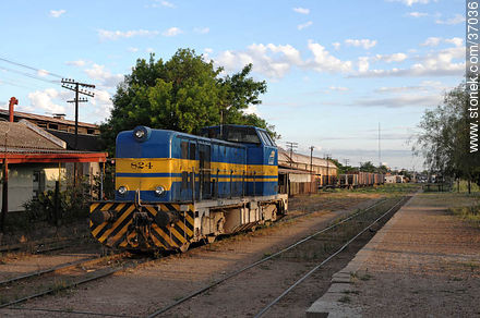 Estación de ferrocarril de Paysandú. Locomotora diesel. - Departamento de Paysandú - URUGUAY. Foto No. 37036