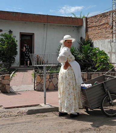 Pregnant street vendor. - Department of Paysandú - URUGUAY. Photo #36972