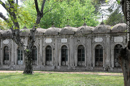 Monumento a Perpetuidad. Criptas de familias Guidali, Frugoni, Ybar - Departamento de Paysandú - URUGUAY. Foto No. 36957