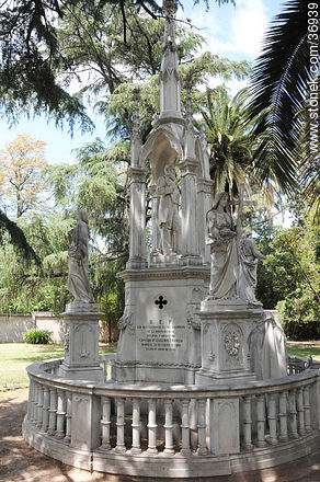 Monumento a Perpetuidad. Sepulcro del Capitán Eusebio Francia. 1888. - Departamento de Paysandú - URUGUAY. Foto No. 36939