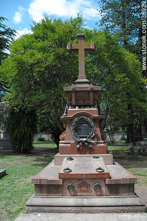 Monumento a Perpetuidad. Sepulcro de Eugenio Plottier y Familia. - Departamento de Paysandú - URUGUAY. Foto No. 36929