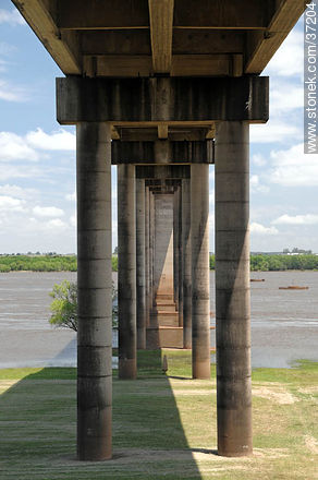 Puente internacional Gral. Artigas entre Paysandú (UY) y Colón (ARG) - Departamento de Paysandú - URUGUAY. Foto No. 37204