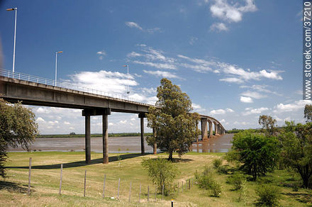 Puente internacional Gral. Artigas entre Paysandú (UY) y Colón (ARG) - Departamento de Paysandú - URUGUAY. Foto No. 37210