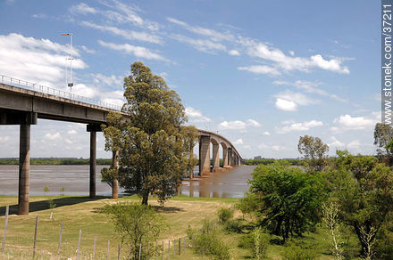 Puente internacional Gral. Artigas entre Paysandú (UY) y Colón (ARG) - Departamento de Paysandú - URUGUAY. Foto No. 37211