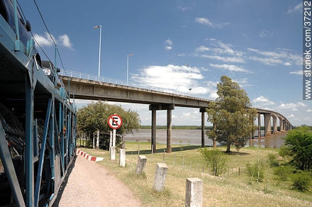 Puente internacional Gral. Artigas entre Paysandú (UY) y Colón (ARG) - Departamento de Paysandú - URUGUAY. Foto No. 37212