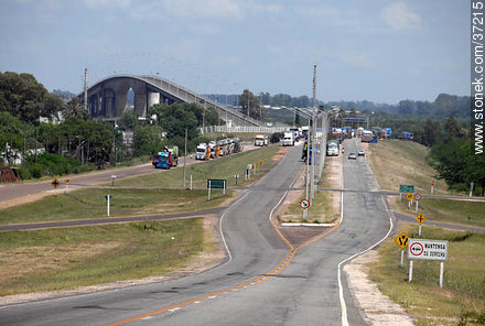 Acceso al puente internacional Gral. Artigas entre Paysandú (UY) y Colón (ARG) - Departamento de Paysandú - URUGUAY. Foto No. 37215