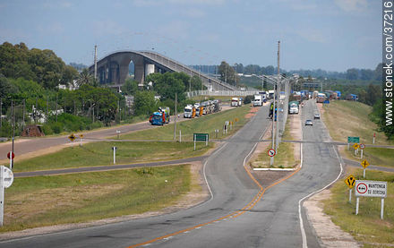 Acceso al puente internacional Gral. Artigas entre Paysandú (UY) y Colón (ARG) - Departamento de Paysandú - URUGUAY. Foto No. 37216