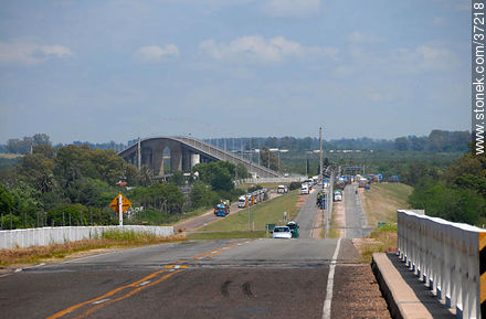 Acceso al puente internacional Gral. Artigas entre Paysandú (UY) y Colón (ARG) - Departamento de Paysandú - URUGUAY. Foto No. 37218