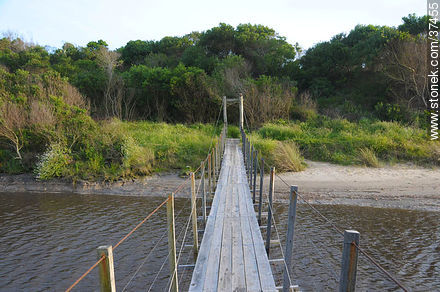 Puente colgante en la desembocadura del canal Andreoni. - Departamento de Rocha - URUGUAY. Foto No. 37455