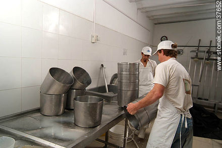 Hygiene in an artisan cheese factory - Department of Colonia - URUGUAY. Foto No. 37652