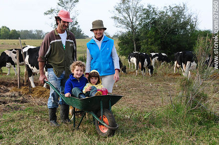 Familia de una pequeña empresa dedicada a la fabricación de queso. - Departamento de Colonia - URUGUAY. Foto No. 37560