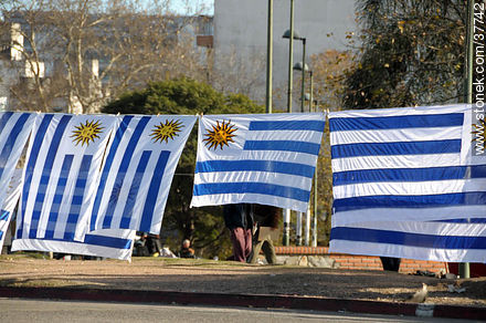 Vendedores de banderas de Uruguay. -  - URUGUAY. Foto No. 37742