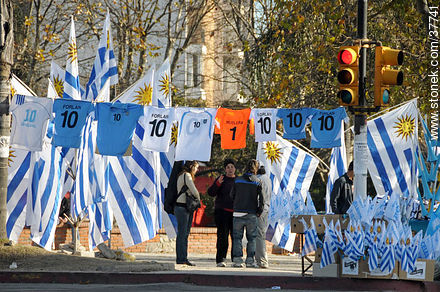 Vendedores de banderas y camisetas de la seleccion uruguaya. - Departamento de Montevideo - URUGUAY. Foto No. 37741