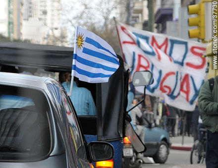 Festejos por el pasaje de Uruguay a los cuartos de final de la Copa del Mundo 2010 -  - URUGUAY. Foto No. 37730