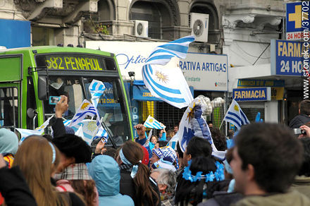 Festejos por el pasaje de Uruguay a los cuartos de final de la Copa del Mundo 2010 -  - URUGUAY. Foto No. 37702