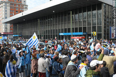 Festejos por el pasaje de Uruguay a los cuartos de final de la Copa del Mundo 2010 -  - URUGUAY. Foto No. 37698