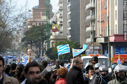 Festejos por el pasaje de Uruguay a los cuartos de final de la Copa del Mundo 2010 - Departamento de Montevideo - URUGUAY. Foto No. 37695