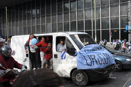 Festejos por el pasaje de Uruguay a los cuartos de final de la Copa del Mundo 2010 -  - URUGUAY. Foto No. 37688