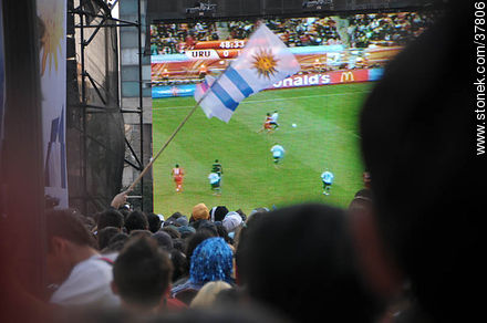 Trasmisión del partido Uruguay - Ghana por pantalla gigante en la Plaza Independencia de Montevideo. -  - URUGUAY. Foto No. 37806