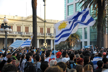 Trasmisión del partido Uruguay - Ghana por pantalla gigante en la Plaza Independencia de Montevideo. -  - URUGUAY. Foto No. 37805