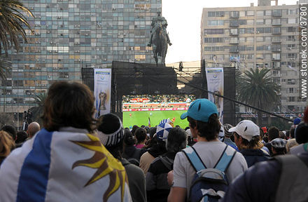 Trasmisión del partido Uruguay - Ghana por pantalla gigante en la Plaza Independencia de Montevideo. -  - URUGUAY. Foto No. 37801