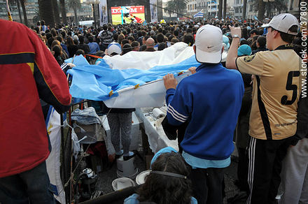 Trasmisión del partido Uruguay - Ghana por pantalla gigante en la Plaza Independencia de Montevideo. -  - URUGUAY. Foto No. 37800