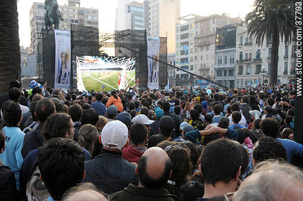 Trasmisión del partido Uruguay - Ghana por pantalla gigante en la Plaza Independencia de Montevideo. - Departamento de Montevideo - URUGUAY. Foto No. 37793