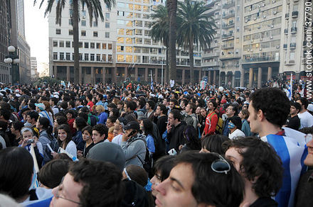Uruguay - Ghana match wide screen transmission at Plaza Independencia to pass to semi finals -  - URUGUAY. Photo #37790
