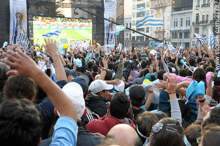 Uruguay - Ghana match wide screen transmission at Plaza Independencia to pass to semi finals -  - URUGUAY. Photo #37787