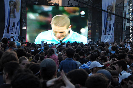 Trasmisión del partido Uruguay - Ghana por pantalla gigante en la Plaza Independencia de Montevideo. -  - URUGUAY. Foto No. 37785