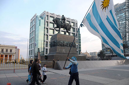 Trasmisión del partido Uruguay - Ghana por pantalla gigante en la Plaza Independencia de Montevideo. - Departamento de Montevideo - URUGUAY. Foto No. 37781