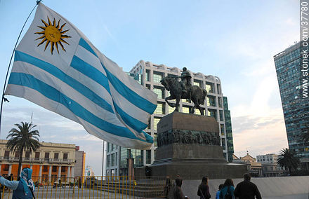 Trasmisión del partido Uruguay - Ghana por pantalla gigante en la Plaza Independencia de Montevideo. -  - URUGUAY. Foto No. 37780