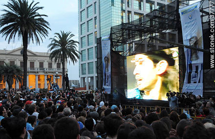 Trasmisión del partido Uruguay - Ghana por pantalla gigante en la Plaza Independencia de Montevideo. -  - URUGUAY. Foto No. 37777
