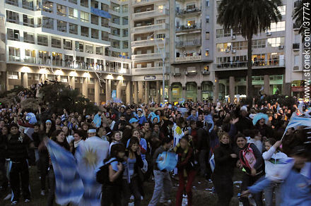Trasmisión del partido Uruguay - Ghana por pantalla gigante en la Plaza Independencia de Montevideo. -  - URUGUAY. Foto No. 37774