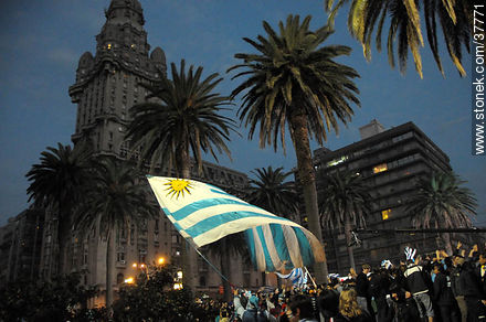Trasmisión del partido Uruguay - Ghana por pantalla gigante en la Plaza Independencia de Montevideo. -  - URUGUAY. Foto No. 37771