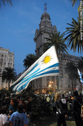 Trasmisión del partido Uruguay - Ghana por pantalla gigante en la Plaza Independencia de Montevideo. -  - URUGUAY. Foto No. 37769