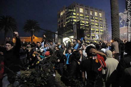 Uruguay a semifinales del mundial de fútbol de Sudáfrica. 2 de julio de 2010. Festejos. -  - URUGUAY. Foto No. 37766