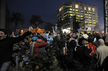 Uruguay a semifinales del mundial de fútbol de Sudáfrica. 2 de julio de 2010. Festejos. -  - URUGUAY. Foto No. 37765