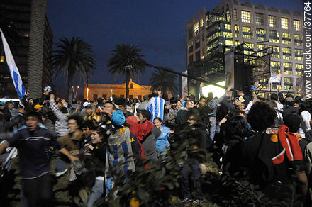 Uruguay a semifinales del mundial de fútbol de Sudáfrica. 2 de julio de 2010. Festejos. -  - URUGUAY. Foto No. 37764