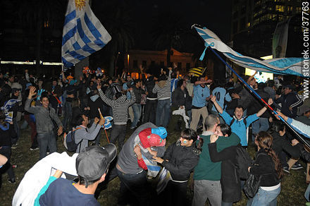 Uruguay a semifinales del mundial de fútbol de Sudáfrica. 2 de julio de 2010. Festejos. -  - URUGUAY. Foto No. 37763