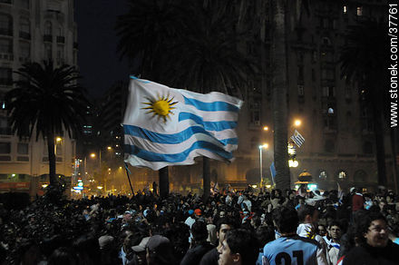 Flamear de Banderas uruguayas. Uruguay a semifinales del mundial de fútbol de Sudáfrica. 2 de julio de 2010. Festejos. -  - URUGUAY. Foto No. 37761