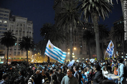 Uruguay a semifinales del mundial de fútbol de Sudáfrica. 2 de julio de 2010. Festejos. - Departamento de Montevideo - URUGUAY. Foto No. 37759