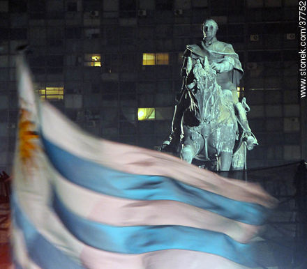 Artigas y la bandera uruguaya. Uruguay a semifinales del mundial de fútbol de Sudáfrica. 2 de julio de 2010. Festejos. -  - URUGUAY. Foto No. 37752