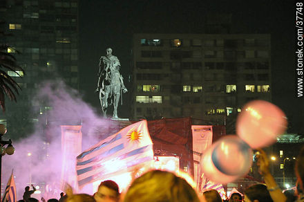 Alegría en la Plaza Independencia. Uruguay a semifinales del mundial de fútbol de Sudáfrica. 2 de julio de 2010. Festejos. -  - URUGUAY. Foto No. 37748