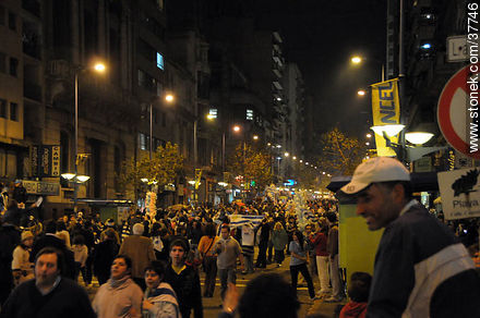 Uruguay a semifinales del mundial de fútbol de Sudáfrica. 2 de julio de 2010. Festejos. -  - URUGUAY. Foto No. 37746