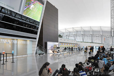 Mirando el partido Uruguay Holanda (2-3) el 6 de julio de 2010. Aeropuerto Internacional de Carrasco -  - URUGUAY. Foto No. 37832