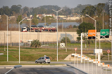 Estacionamiento del aeropuerto y ruta 101 -  - URUGUAY. Foto No. 37810
