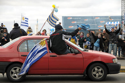 Recibimiento de la Selección Uruguaya de Fútbol en la rambla de Pocitos de Montevideo el 13 de Julio de 2010. -  - URUGUAY. Foto No. 38061